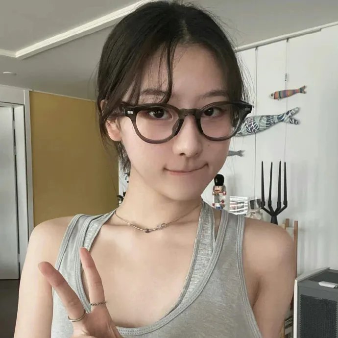 九顶假发的女孩